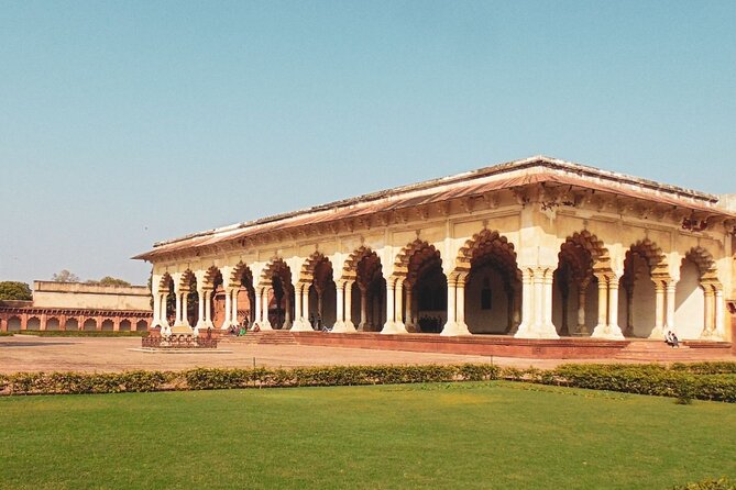 3 Days Luxury Golden Triangle Tour - Fatehpur Sikri breaks up the road to Jaipur