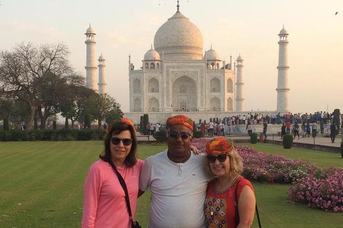 5-Day Private Luxury Golden Triangle Tour to Agra and Jaipur From New Delhi - Day 2: The road to Agra and a gentler first look at the Taj