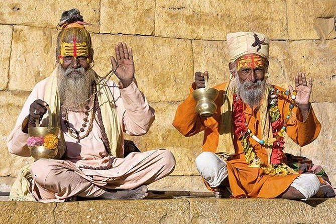 8-Day Private Golden Triangle Tour with a Ranthambore Wildlife Safari From Delhi - Day 1: Arrive in Delhi and settle in
