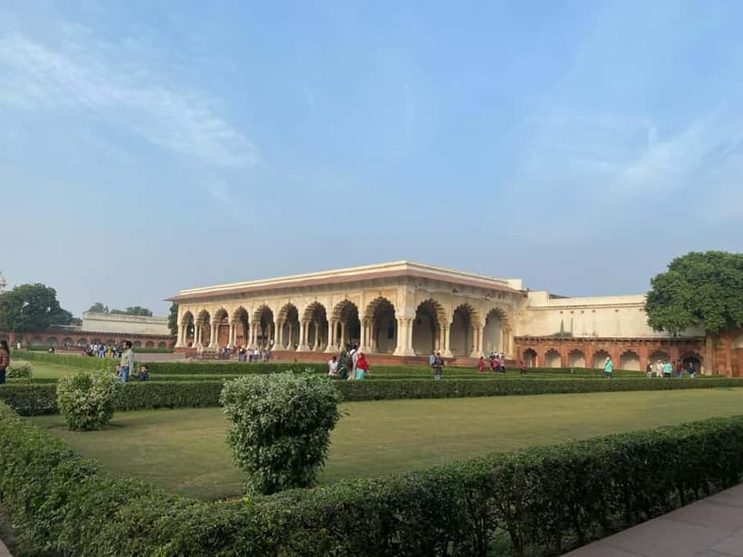 Agra: Private Sightseeing Half-Day Tour with Guide by Car - Seeing the Taj Mahal with a guide