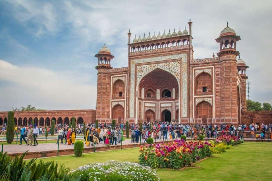 Agra: Taj Mahal Guided Tour with Fast Track Entry - Learning the story of Shah Jahan and Mumtaz Mahal