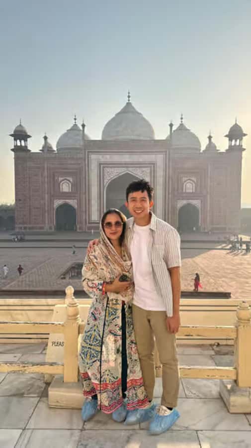 Agra: Taj Mahal Guided Tour with Fast Track Entry - Hotel pickup and the ride to the monument