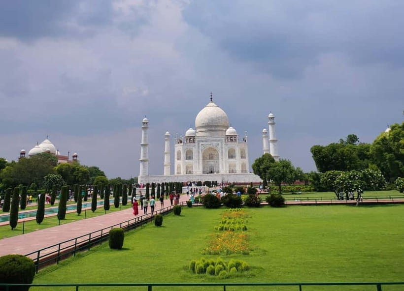 Agra: Taj Mahal Guided Tour with Photography & Rental Saree - Fast-track entry to the Taj Mahal