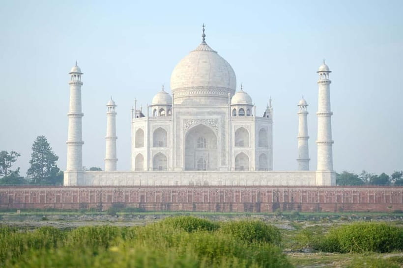 Agra: Taj Mahal Guided Tour with Photography & Rental Saree - Guide languages and family suitability