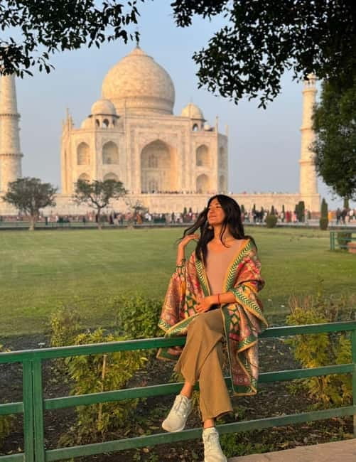 Agra: Taj Mahal Guided Tour with Photography & Rental Saree - Seeing the Taj Mahal with a personal guide