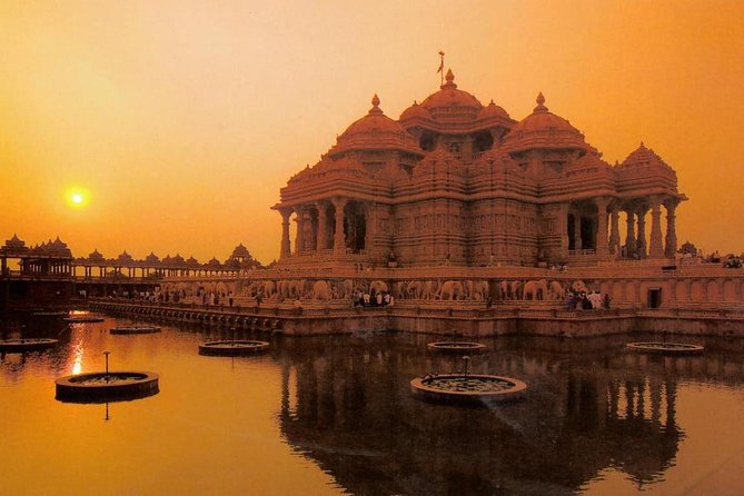 Akshardham Temple Evening Tour with Musical Fountain Show - Meeting your guide at Akshardham Metro Station