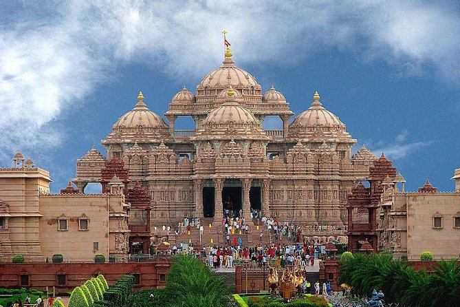 Akshardham Temple Tour Delhi, World's largest Hindu temple visit! - Ten pillars and the first approach