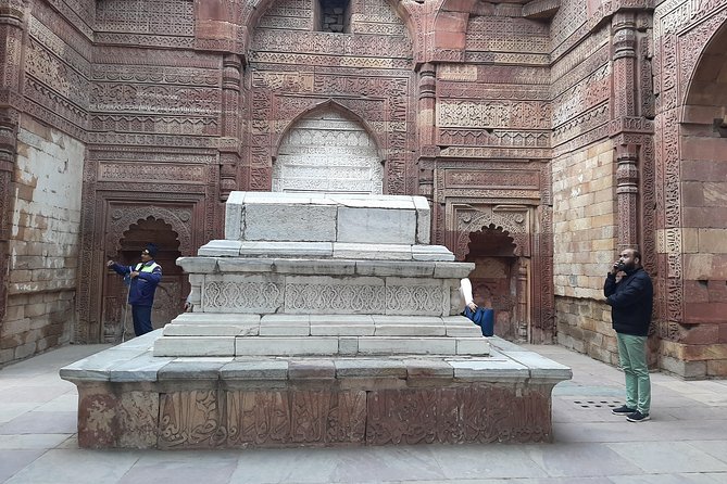Audio Guided Walking Tour of Qutub Minar & Mehrauli, Delhi - Walking Along Kalka Dass Marg