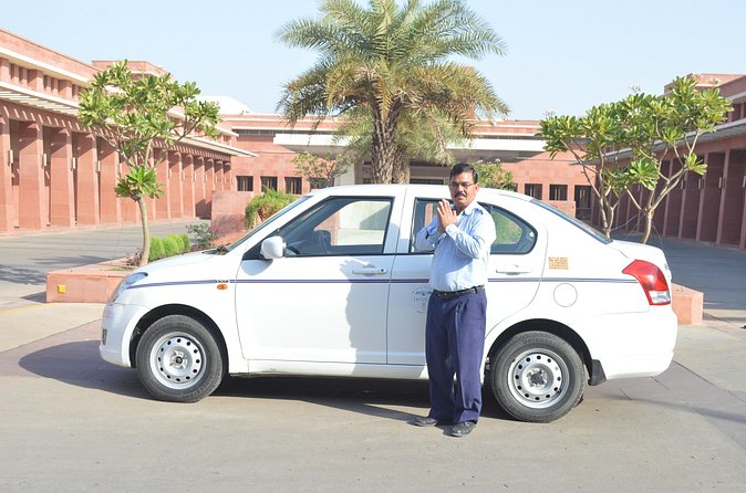 Delhi Airport Transfer – Pickup and Drop-Off (Choose One or Both) - The best value for solo passengers and families
