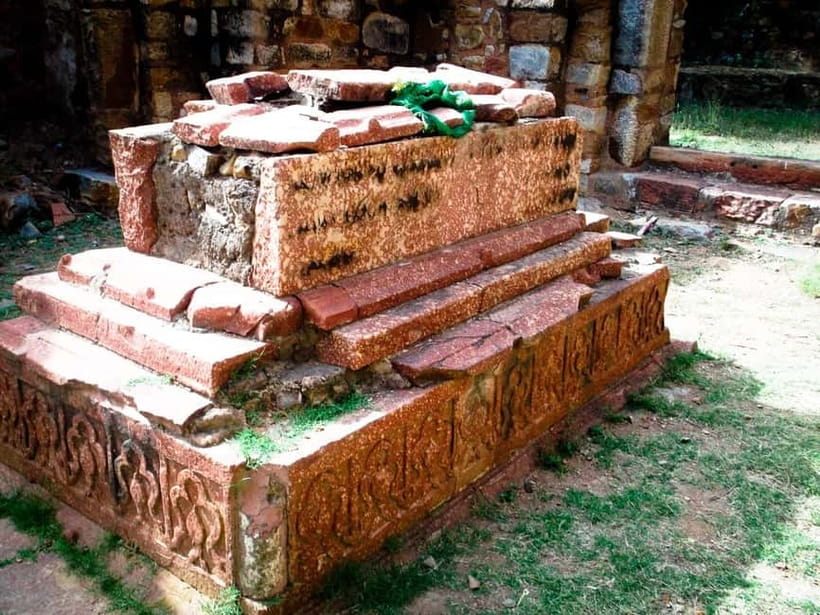 Delhi: Mehrauli Archaeological Park Tour with Hotel Pickup - Entering Mehrauli Archaeological Park