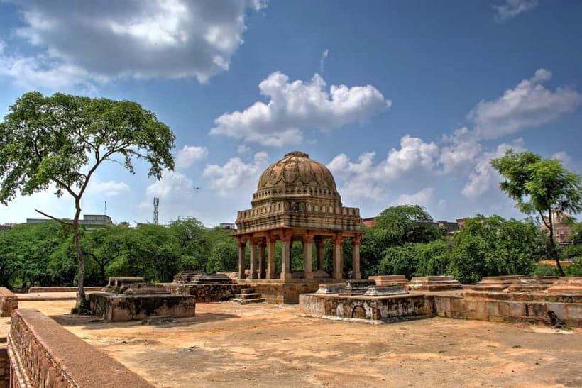 Delhi: Mehrauli Archaeological Park Tour with Hotel Pickup - More than the three main monuments
