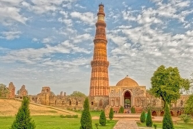 Delhi: Old and New Delhi Private One Day Tour - Qutub Minar starts the monument story