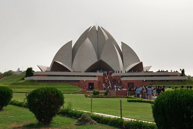 Delhi's historical 7 hours experience tour - Agrasen Ki Baoli and Gurudwara Bangla Sahib