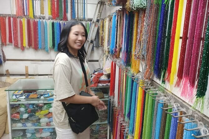Delhi Textile & Handicraft Tour: Artisan Workshops Experience - Watching Zardozi and Aari embroidery in Nehru Place