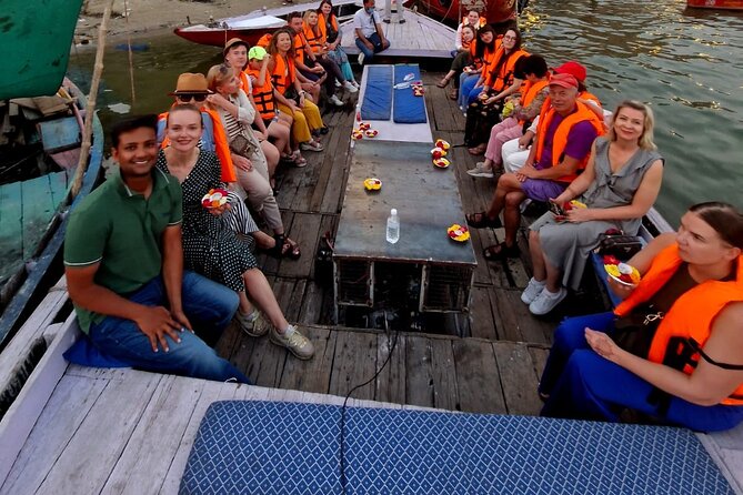 Delhi to Varanasi: Tour to the Sacred Ganga Aarti Ceremony - Seeing Banarasi silk made by hand