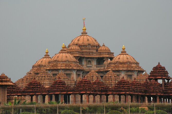 Divine Temples Tour in Delhi - Birla Mandir, a grand opening in central Delhi