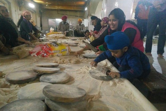 Explore the Beauty of Old Delhi & the Spice Market! - Gurudwara Sis Ganj Sahib and Sikh service