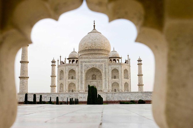 From Delhi: Luxury Taj Mahal Day Tour By Audi / BMW/ Mercedes - The guides and the personal service