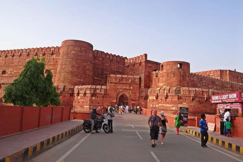 From Delhi: Taj Mahal & Agra Tour with Lunch at Marriott - The guide makes the monuments easier to read