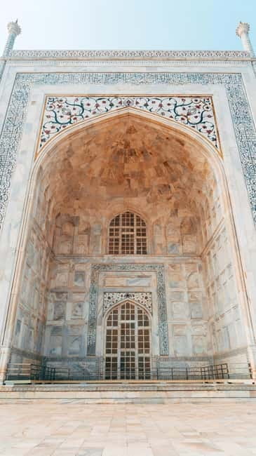 From Delhi: Taj Mahal & Agra Tour with Lunch at Marriott - Crowds, heat, and the cost of convenience