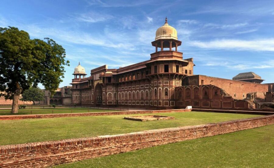From New Delhi: 2-Day Taj Mahal Sunrise and Sunset Tour - Entering the Taj Mahal on day one