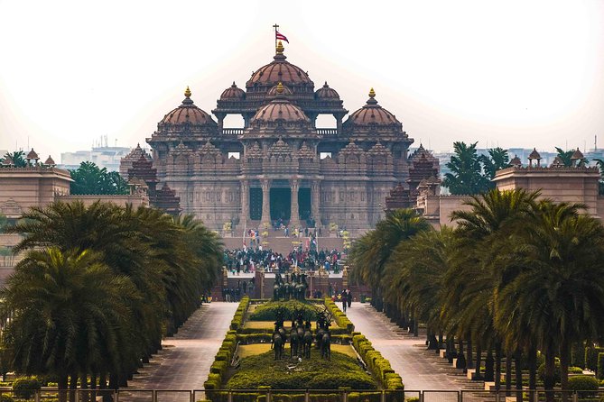 Half-Day Delhi Temple Tour with Pick-Up & Drop-Off - What the guide adds to the experience
