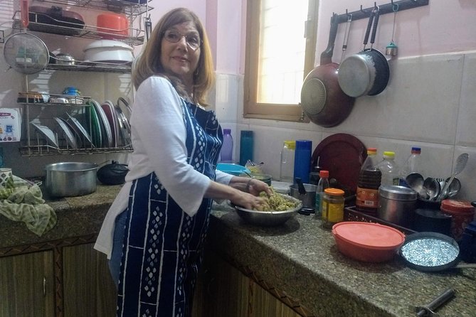 Learn 5-6 & Eat 9-10 Veg & Non-Veg Authentic Dish in a Delhi Home - The first tastes: masala tea, pakora, and Delhi street snacks