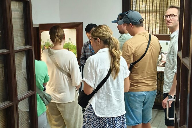New Delhi and Old Delhi Tour Full Day - Lotus Temple and the city’s modern religious side