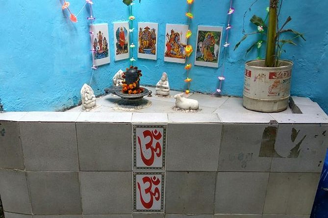 New Delhi: Sanjay Colony Slum Tour with Locals - Stop one: seeing work and home life up close