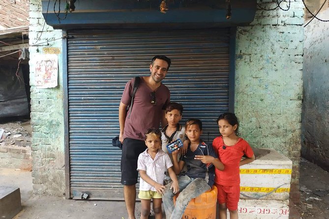 New Delhi Slum Walking Tour - Walking through Zakhira’s everyday streets