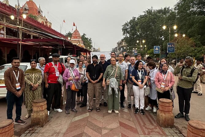 Old Delhi Walking Tour: Food, Culture & Spice Bazaars - Naughara and the calm of nine houses