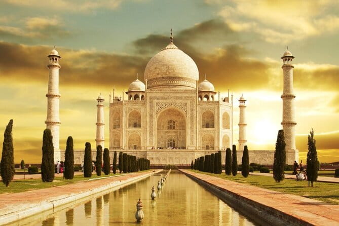 Old & New Delhi City Private Tour - Half Day or Full Day Options - India Gate and Agrasen Ki Baoli show two different Delhis