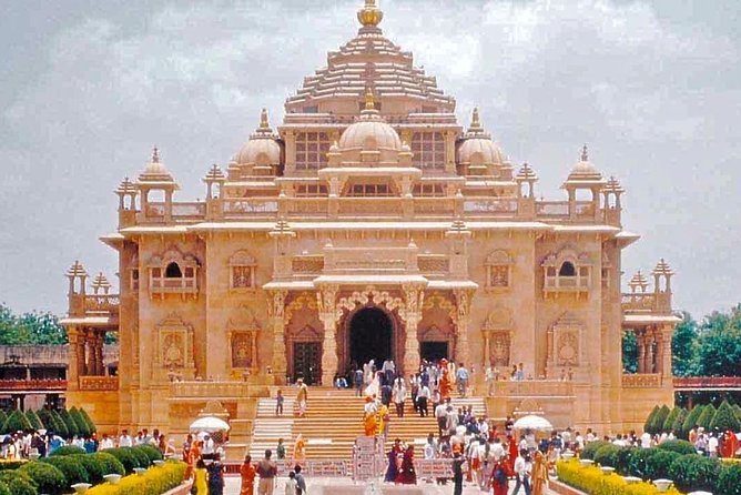 Old & New Delhi Private Tour-Half Day or Full Day Delhi City Tour - Sikh welcome at Gurudwara Bangla Sahib