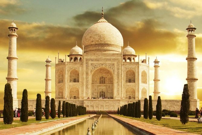 Overnight Agra Tour 2 days - Day one: Agra Fort gives the trip its historical weight