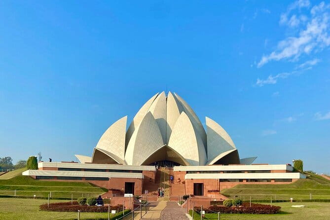 Private Customized Tour Of Old/New Delhi Spiritual Sites - India Gate and the government district are brief views