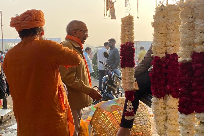 Private Half-Day Delhi Flower Market Tour - Walking through the market’s colorful lanes