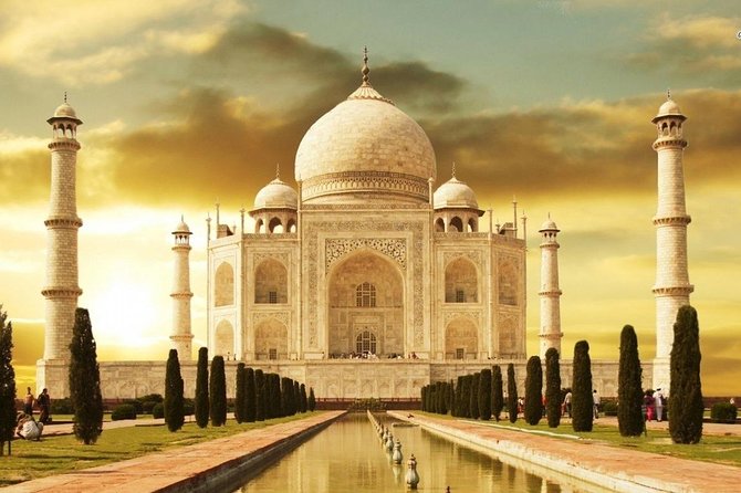 Private Sunrise tour of Taj Mahal and Agra fort - Entering the Taj Mahal around sunrise