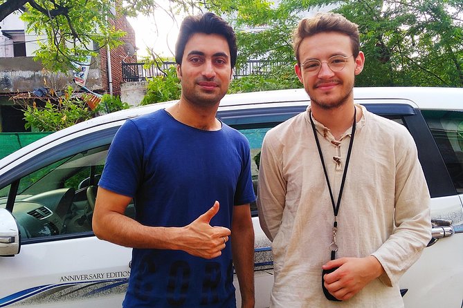 Private transfer Delhi to Agra - Choosing between a sedan, SUV, and van