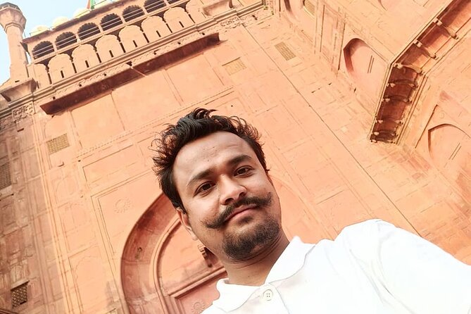 Red Fort Delhi Entry tickets with Licensed Tour Guide - The carpet-shop warning