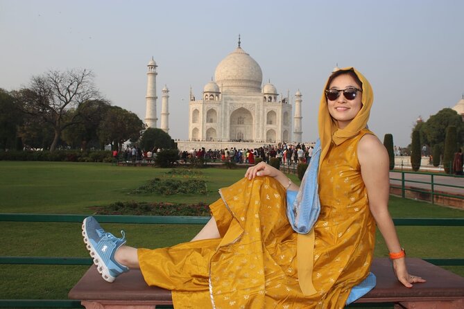 Same Day Agra/Taj Mahal Tour from Delhi : Private & all inclusive - Meeting your Agra guide at the Taj Mahal
