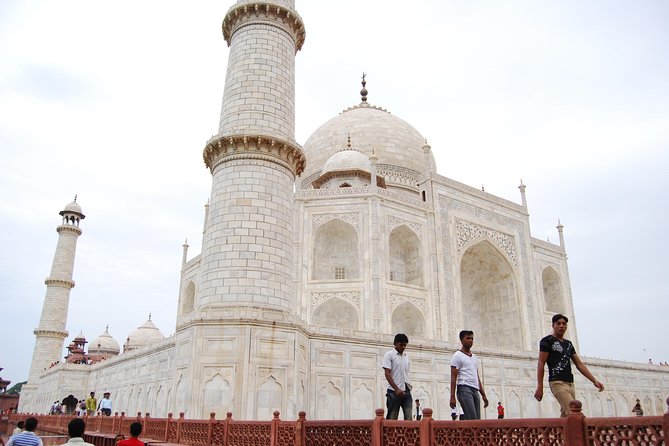 Same Day Taj Mahal Tour by Car from New Delhi - Guides, drivers, and family groups
