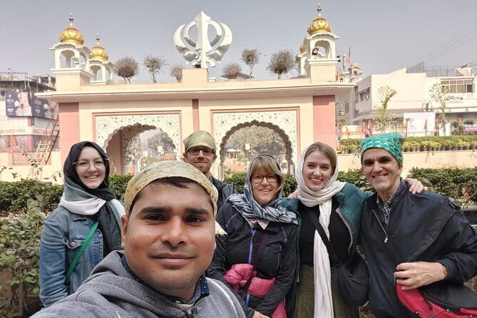 Sanjay Colony Slum & Old delhi Street Food Tasting tour - Community life, a temple, and a mosque