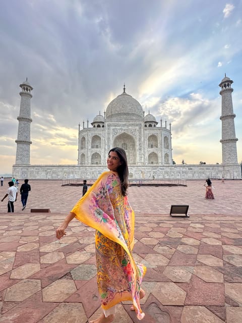 skip the line taj mahal tour with private tour guide - A guide who can help older family members