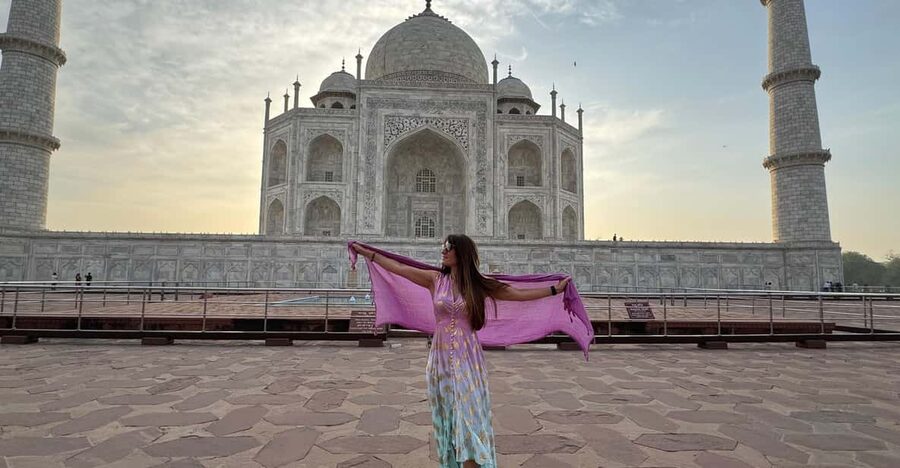 skip the line taj mahal tour with private tour guide - English guidance and private group comfort