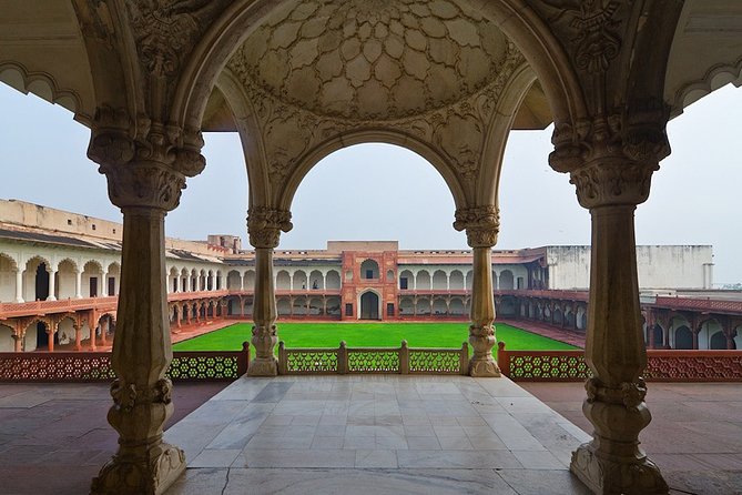 Sunrise Taj Mahal Tour by AC Car From Delhi - Breakfast or lunch at a 5-star restaurant