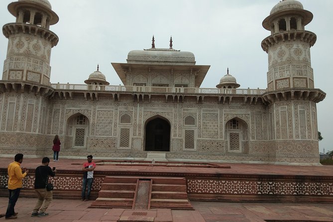 Sunrise TOUR To TAJ MAHAL, AGRA FORT & BABY TAJ from New Delhi.. - Agra Fort, the second major stop