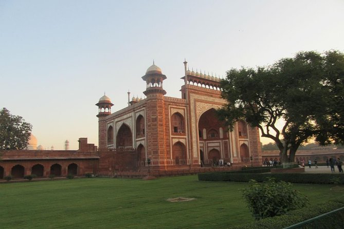 Taj Mahal and Agra Fort Day Trip from Delhi - Seeing the Taj Mahal with a local guide