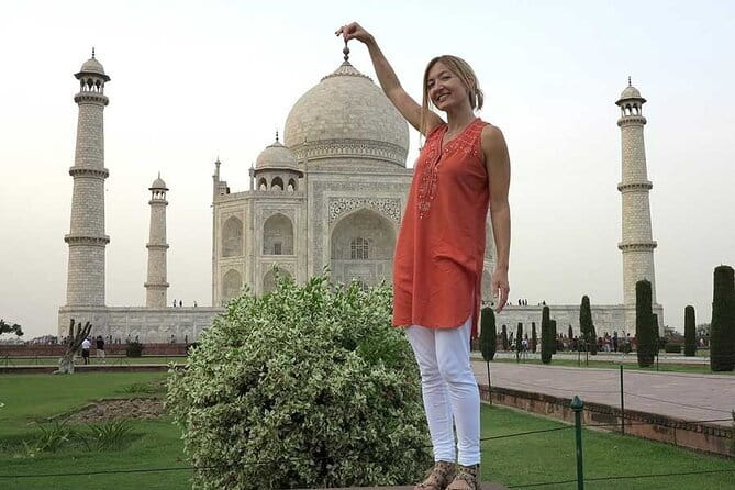 Taj Mahal Day Trip from New Delhi Airport - Reading Mughal power at Agra Fort