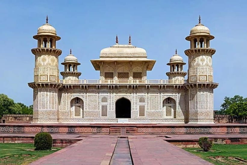 Taj Mahal: Express Entry Ticket For Sunset Tour with guide - Meeting your guide and reaching the monument