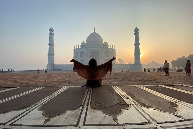 Taj Mahal skip the line luxury tour with guide - The private drive from Delhi to Agra